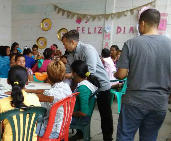 Dando ayuda a los suyos