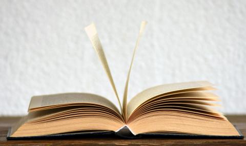 Foto de Pixabay: https://www.pexels.com/es-es/foto/paginas-de-un-libro-abierto-415071/